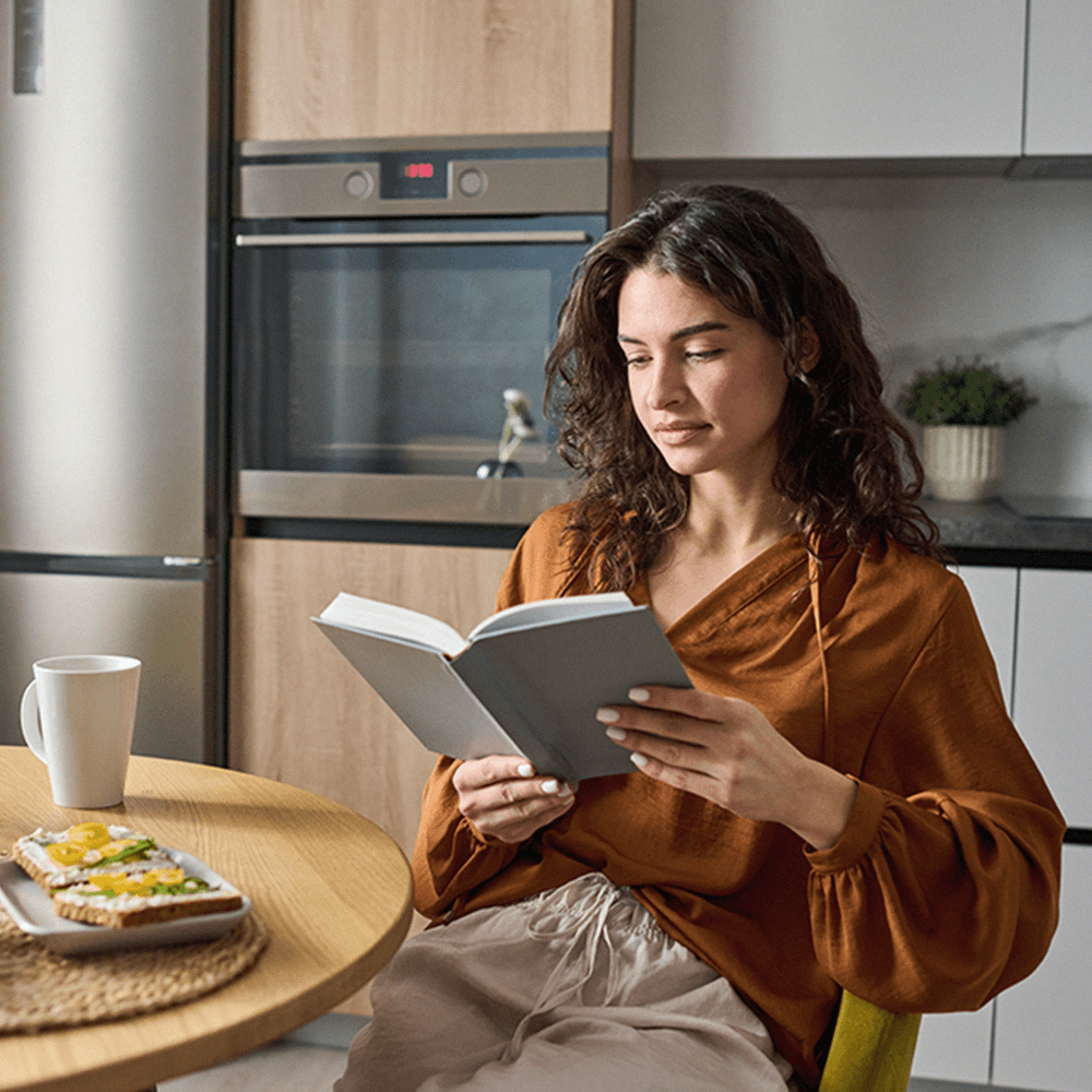 femme assise lit un livre sur ecologie