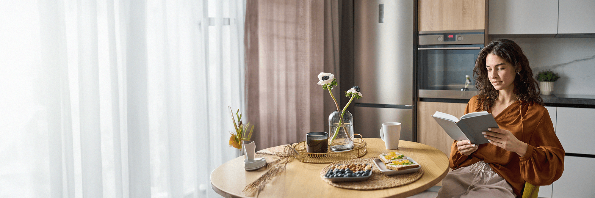 femme assise lit un livre sur ecologie