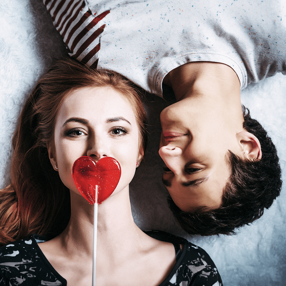 photo d'un couple amoureux avec sucette coeur