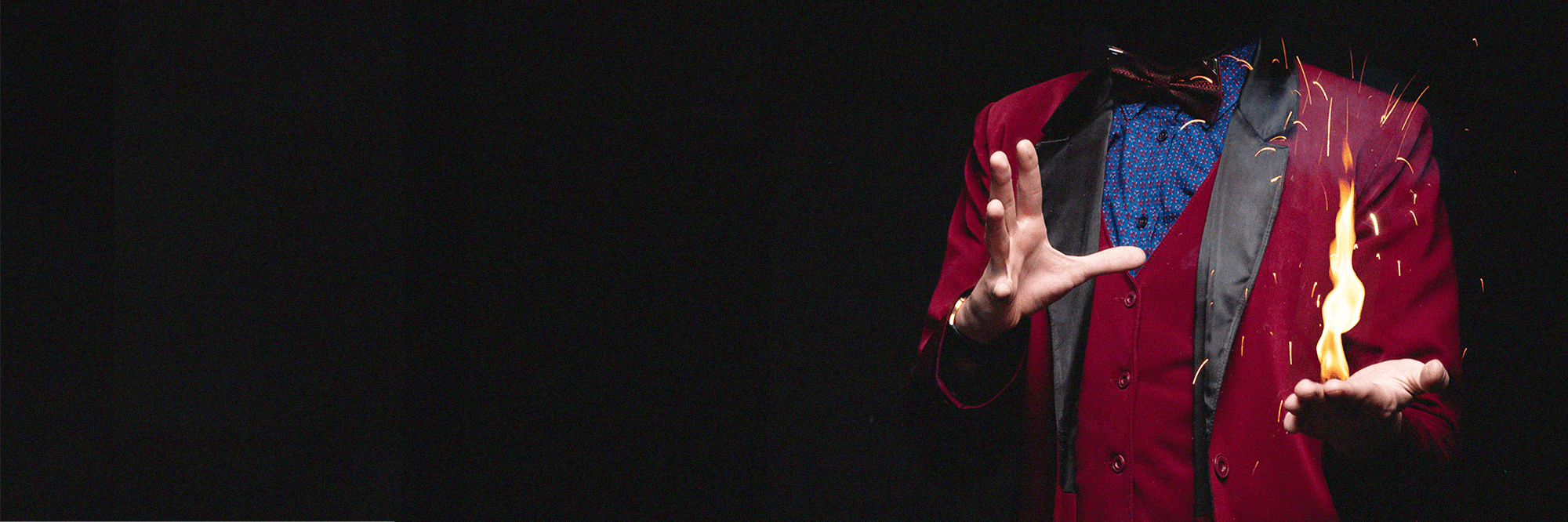 image d'un magicien faisant du feu avec ses mains